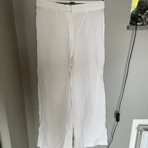 Linnebyxor  - Säljer domma jätte snygga linnebyxorna från H&M då dom blivit för korta för mig på bild 4 ser man hur dom ser ut på ungefär dom är mycket snyggare i verkligheten när dom är strukna ❤️😅