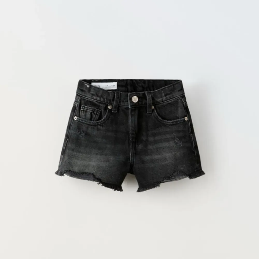 jätte snygga svarta jeansshorts, passar jätte bra nu till sommaren!. Shorts.