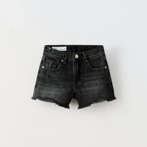 jeansshorts - jätte snygga svarta jeansshorts, passar jätte bra nu till sommaren!
