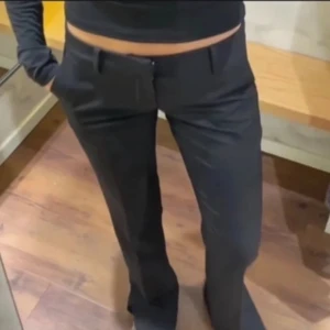 Bikbok kostymbyxor  - Kostymbyxor från bikbok som är för små för mig, det står att det är storlek 38 i byxorna men modellen är en storlek mindre så skulle säga att det är en 36 nästan en 34💗 (Första bilden lånad)