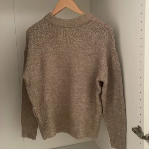 Stickad tröja - Säljer denna fina stickade tröjan från lager 157, säljer för den kommer aldrig till användning, nypris 175 ungefär säljer för 100kr, är i storlek xs men passar s också, köparen står för frakt #sthlmstil #fyp