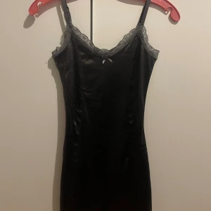 Kort klänning - Kort grå klänning som använts några få gånger, har några små ”repor” som man kan se i andra bilden men inget som syns när man har på den. Säljes för den inte kom till mycket användning.