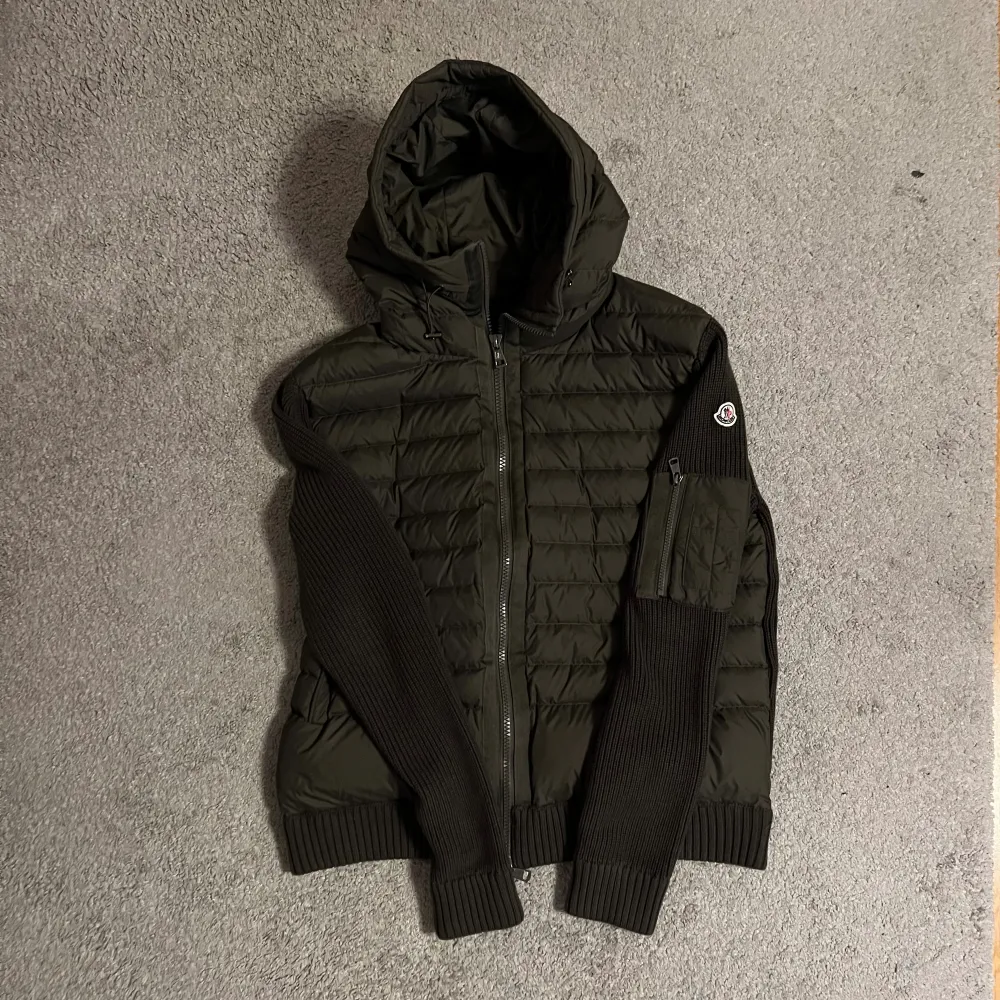 Säljer en helt ny stickad Moncler cardigan i oliv grön. Storlek är 5 och motsvarar L/XL. Alla taggar på + NFC.  . Jackor.