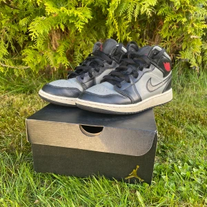 AIR JORDAN 1MID - Säljer ett par Jordan 1 mid i storlek 36. Dom är i gott skick.