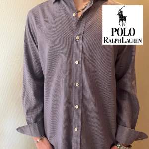 🟦 säljer denna extremt snygga Polo Ralph Lauren skjorta i storlek M. Skick: 9/10. Priset är inte hugget i sten. Tveka inte att höra av er vid frågor eller behov av fler bilder! 🟦