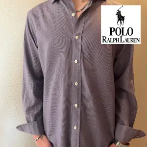 🟦 säljer denna extremt snygga Polo Ralph Lauren skjorta i storlek M. Skick: 9/10. Priset är inte hugget i sten. Tveka inte att höra av er vid frågor eller behov av fler bilder! 🟦
