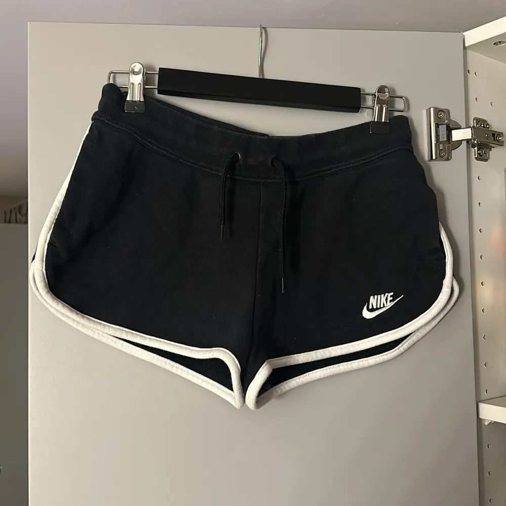 Ett par shorts från nike som är som nya i storlek S🩷. Shorts.