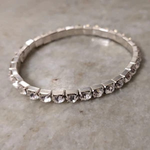 Armband  - Snyggt armband ! Helt oanvänt armband i jätte bra skick