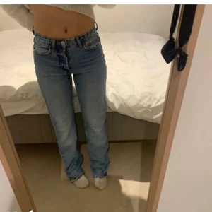 Blå jeans från zara - Säljer dessa blå washed jeans från zara då de tyvärr blivit försmå för mig. Dem är supersnygga och i gott skick. Bilderna är lånade. Säljer även i svart färg. Skriv ifall du har fler frågor❤️