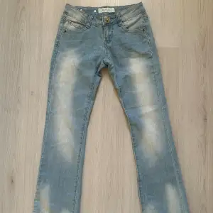 Lågmidjade bootcut jeans i märket revers, jag säljer jeansen pga av att de inte kommer till användning längre och de är i väldigt bra skick🌟🩷