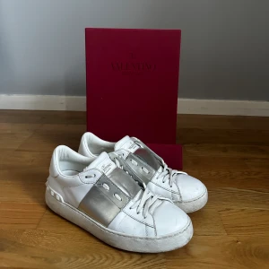 Valentino skor - Supersnygga Valentino skor med nitar!😍  Silvriga detaljer  Storlek 38.5, passar mig med 38 superbra  Lite slitage från användning men fortfarande i superskick! Har också inte rengjort dem innan bilder togs😅  Nypris £425, kommer med boxen och infolapp