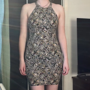 Mönstrad klännign - Tight klänning i häftigt mönster