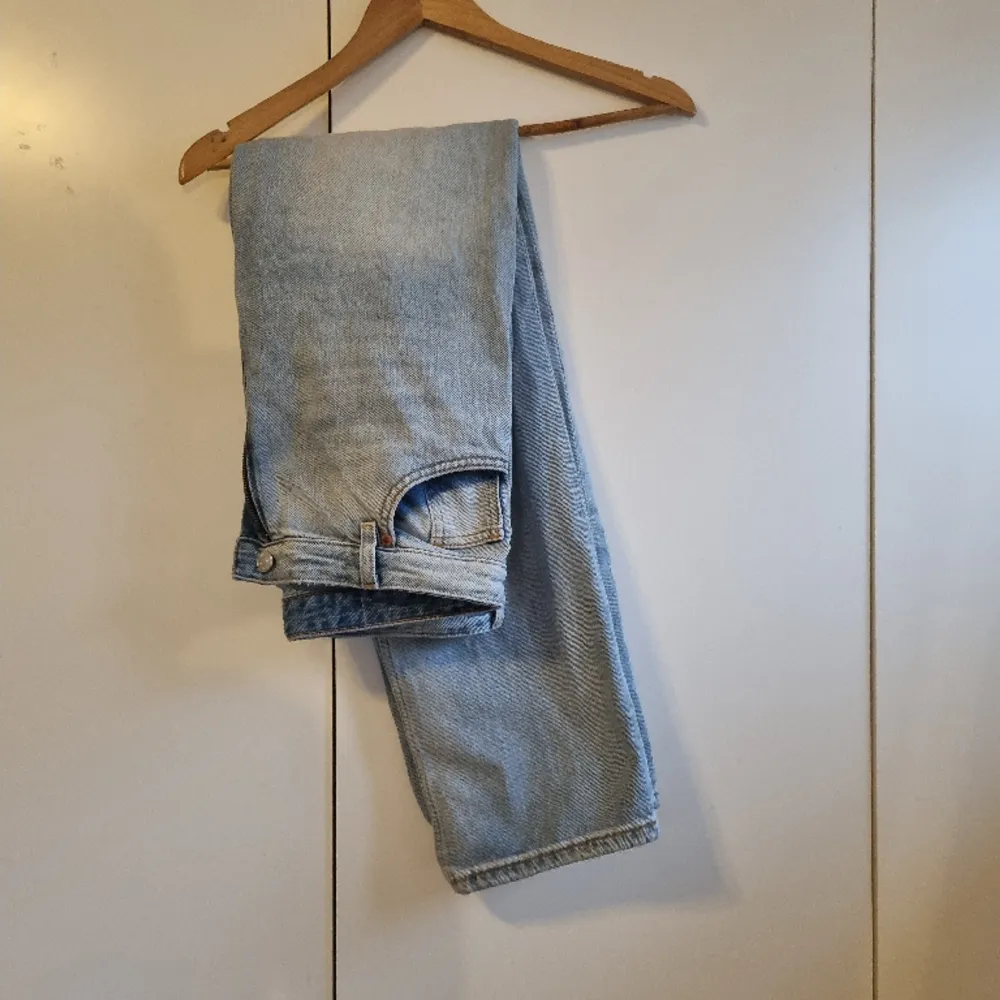 Säljer dessa blåa Monkijeans i modellen Taiki. Knappt använda, i väldigt bra skick. Säljer då dom blivit förstora för mig💓 Säljer för 150kr + frakt💓 Priset kan diskuteras vid snabb affär🫶. Jeans & Byxor.