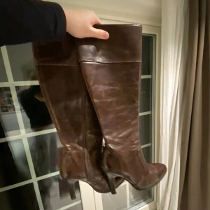 Läderboots - Perfekta utgångs- och vardagsbootsen i nu till våren!! Köpta second hand för några månader sen men har aldirg använts då jag så sällan går ut… 