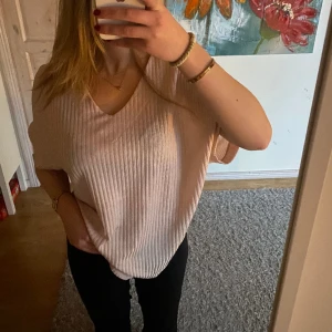 Snygg tröja - Skitsnygg glittrig tröja köpt second hand i bra skick! Skriv privat för frågor 💕