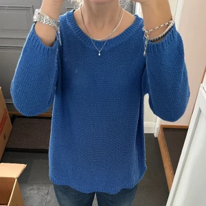 Blå stickad tröja  - Blå stickad tröja från Isolde i storlek M. Fint skick. Använd gärna köp nu!