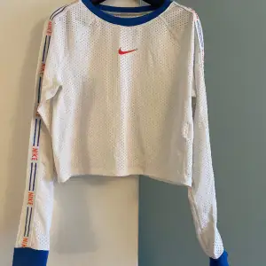 Nike tröja i funktionsmaterial i storlek S. Lång ärmar, något kortare i midjan. Sparsamt använd(ca 3-6ggr). Kan användas både som träningströja eller vardagstop. 