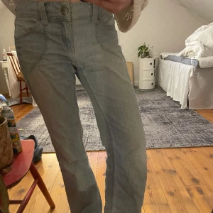 ljusblåa jeans  - lågmidjade jeans