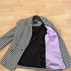 Guess kostym jacka  - Använd en gång ny skick köpt på Åhléns för 2000kr