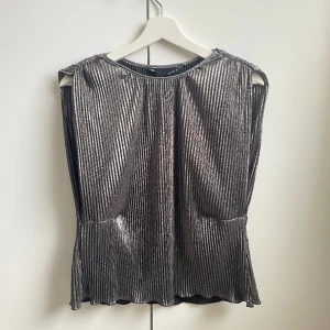 Silvrig zara topp - Oanvänd fin zaratopp, stl xs🩶(lapparna sitter kvar)