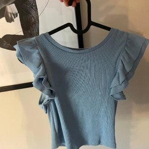 Ljusblå ZARA topp  - Säljer min söta Zara topp med volang! 🩵 Sparsamt använd! 🩵