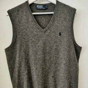 Ralph lauren väst - Superfin väst från Ralph Lauren. Funkar toppen att ha under en vit skiorta som på bilderna!   Om man vill att den är lite oversized så passar den perfekt om du brukar ha storlek S. Men funkar också till XS och M 💞köpare står för frakten.