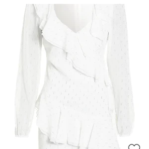 Klänning  - Vit fin klänning från Nelly! Jag hade den på skolavslutningen förra året,  storlek S