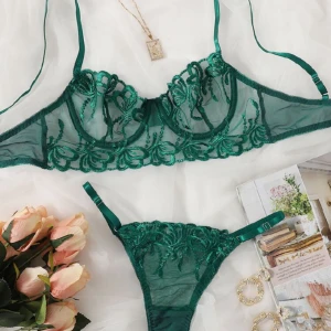 Bh - Hej testar att sälja denhär setter eller bara bhn om man skulle vilja det, fick den igår från SHEIN men har beställt fel storlek. Endast bhn är testad! Förpackning finns kvar så kommer skicka i den. 70kr, skriv om du skulle ha några frågor 