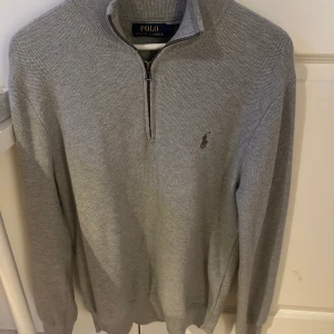 Ralp lauren halv zip - Nyskick, aldrig kommit till användning då den är lite för stor. Köpt på nk förra året. Hör av er vid frågor 