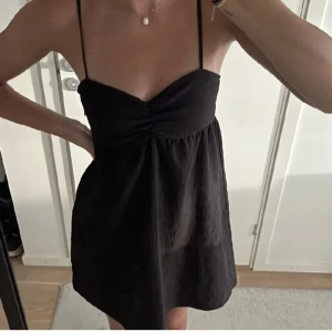 Klänning  - Svart klänning från hm i stolek 36. Nästan aldrig använd, inga defekter.💕