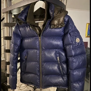 Moncler jacka - Säljer denna sjukt snygga moncler jacka i strl 0/xs-s. Självklart äkta, skicka 7/10 lite småhål i ärmen✅ men syns inte när man har på den!
