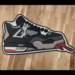 Säljer denna air Jordan 4 sko matta eftersom den inte har någonstans att vara! På andra bilden ser ni hur stor den är bredvid en sko i storlek 38!