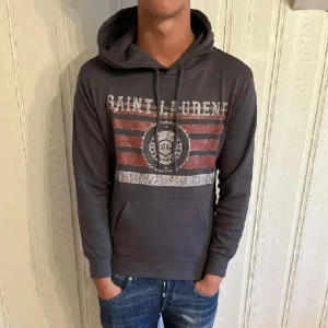 Saint Laurent hoodie - Säljer nu denna sjukt snygga saint Laurent hoddie som är jätte svår att få tag på! Väldigt nu är den och skicket är 9,5/10 Hör av er om ni vill se fler bilder eller jag några frågor 