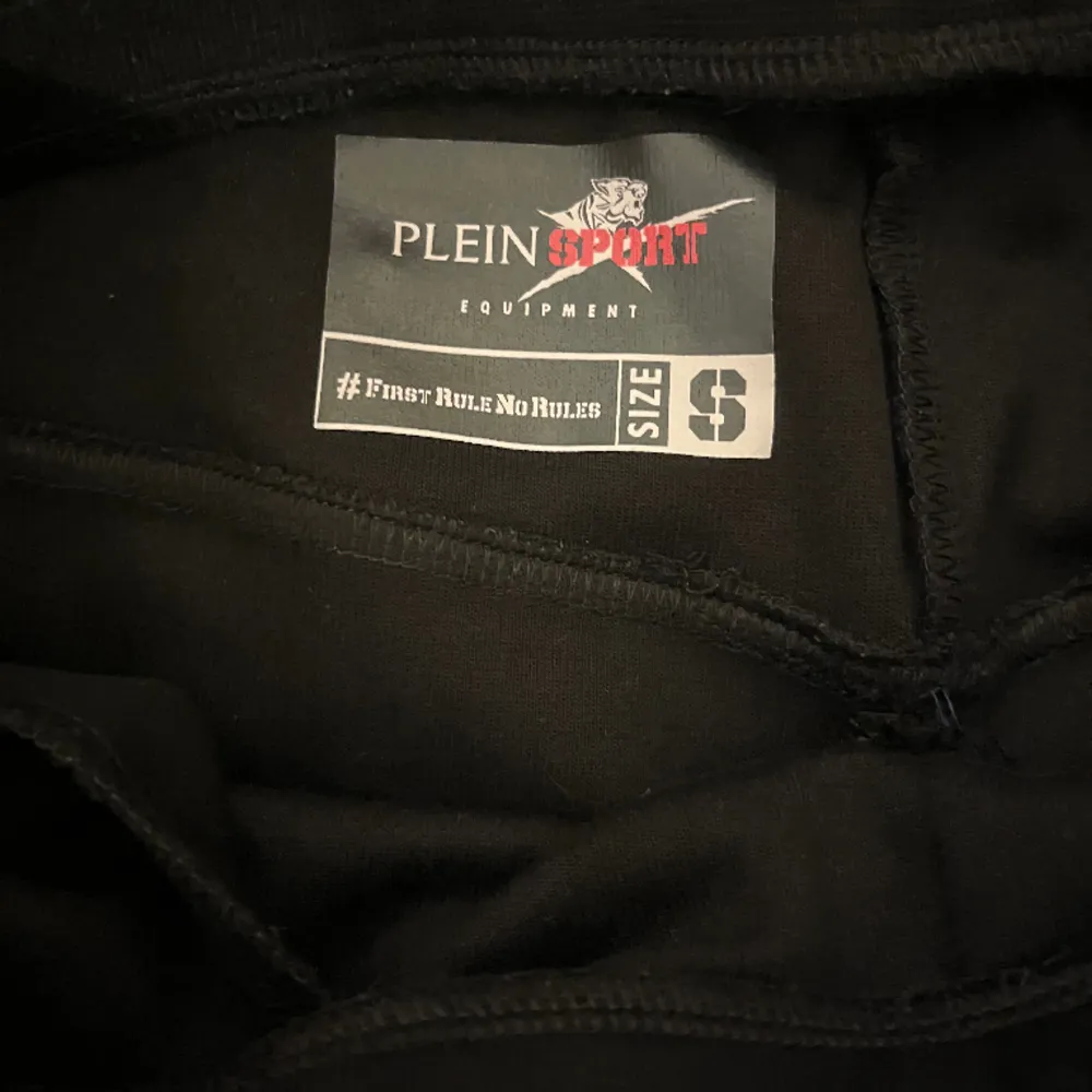 Älta Philip plein mjukis köpta på johnells för 3200kr mitt pris 1600kr använda ett fåtal gånger, storlek s. Jeans & Byxor.