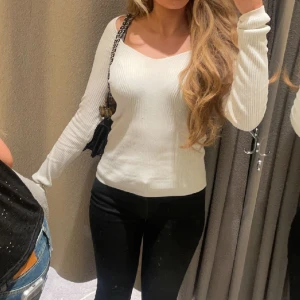 Vitt långärmad  -  Vit långärmad tröja den ribbad och jättefin . Bra skick . Köpt i England går inge att köpa i Sverige!