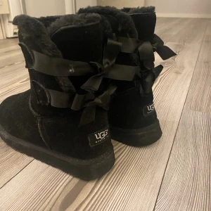 svarta uggs - säljer mina äkta svarta uggs i super skick!! Dessa är för små på mig därför kan jag inte använda de men storleken är 37❤️