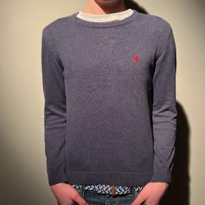 |Ralph lauren sweater.| |Skick 9/10, mycket bra skick.| |Storlek XS 11-12.| |Nypris 1500kr.| | Frakta spårbart via postnord eller instabox.| 