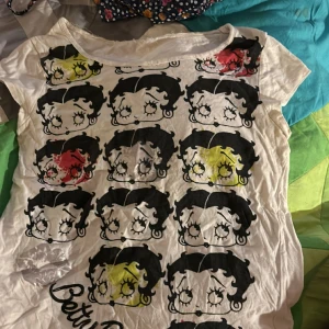 Bettybop-tröja  - Lite emo men åxo bacik men jag vet inte den e ändå cute!