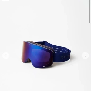 CHIMI skidglasögon 💙 - Aldrig använda chimi skidglasögon. Du får med allt som visas på bild nr 3. Det finns 2 st linser en för bra väder (bild 1) och en för dåligt väder (bild 2).  Köpta för: 1700kr  Skriv för fler bilder och/eller egna prisförslag!💙