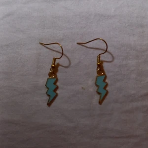 Blå blixtörhänngen  - Blå blixtörhänngen i väldigt bar skick. De kom aldrig till användning så de är som nya örhänngen.