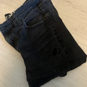 Jeans  - Skinny jeans me hål. Lite stora i midjan. Storlek ser ni på bild 2. Super snygga!