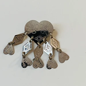 Brosch  - Vacker silverfärgad brosch i okänd metall 