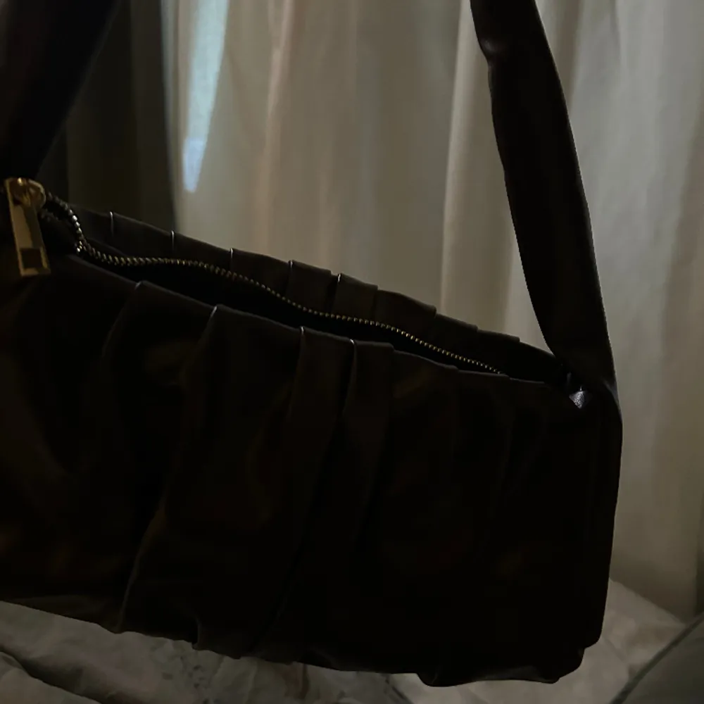 brun väska i läder , aldrig använd från ASOS med guld detaljer ⚡️. Väskor.