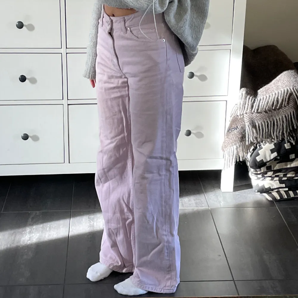 Ett par pastelllila wide jeans från Monki! De är i bra skick utan slitningar. Är i storlek 25 och har en väldigt bra passform på mig som är 160 cm ocjh vanligtstis har XS. . Jeans & Byxor.