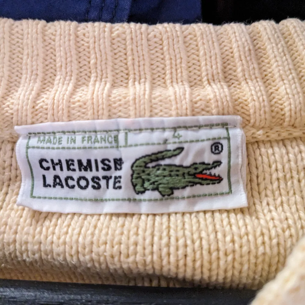 Stickad tröja från lacoste sydd i Frankrike sitter som en M/L 10/10 skick riktigt bra plagg . Hoodies.