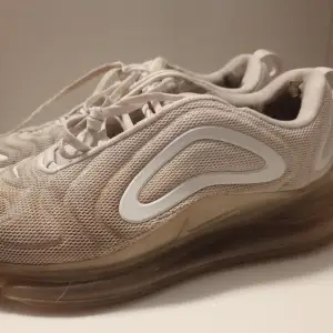 Säljer dessa Nike skor. Köpt för 2100 på Nike. Ena sulan är punkad. Små defekter inne i skorna och snöret är lite slitet, men det påverkar inte skons bekvämlighet. Annars är de i bra skick. Fler bilder kan skickas privat. Köparen står för frakten!