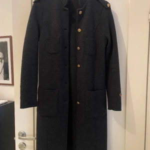 Busnel kappa - Ylle kappa av märket Busnel. Saknar en knapp men är i övrigt i mkt fint skick