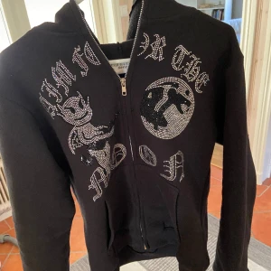 Rhinestone Hoodie - Utmärkt skick. Alla stenar sitter kvar Storlek M men passar även S
