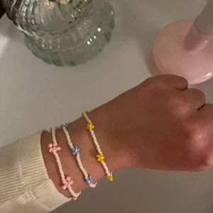 Armband, handgjorda  - Två nyheter som är färgsprakande och vårfina!🫶🏼  Ge bort till dig själv eller någon du gillar!🫶🏼🥹
