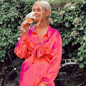 Rosa set H&M - Rosa set från H&M Byxorna är XS (jag är en 34-36) Skjortan är 2XL men omsydd. Sitter om en oversized skjorta.  300kr totalt 